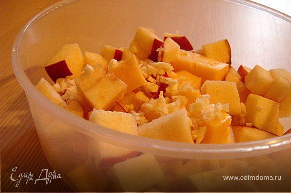 Теперь-сам салат: режем оставшийся сыр и яблоко кубиками. Чеснок- 1 дольку пропускаем через пресс или меленько режем. Добавляем к яблоку и сыру. Заправляем салат соусом и солим. Все тщательно перемешать