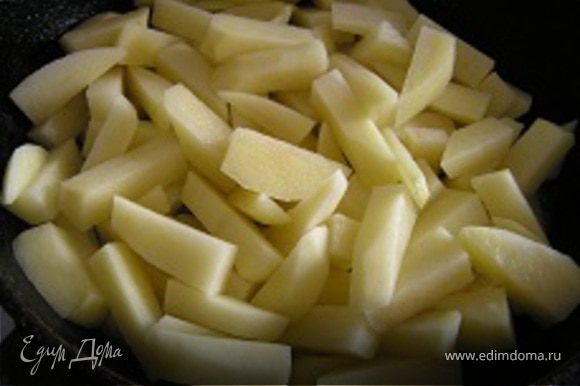 Картофель нарезать брусочками, обжарить на растительном масле до полуготовности, присолить.
