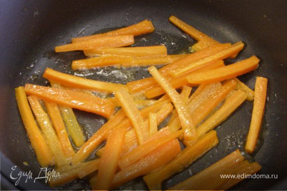 Морковь нарезать соломкой и обжарить на оливковом масле минут 7.