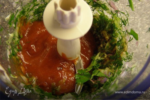 Влить соевый соус, бальзамический уксус, томатную пасту. Посолить, поперчить. Взбить до однородности.