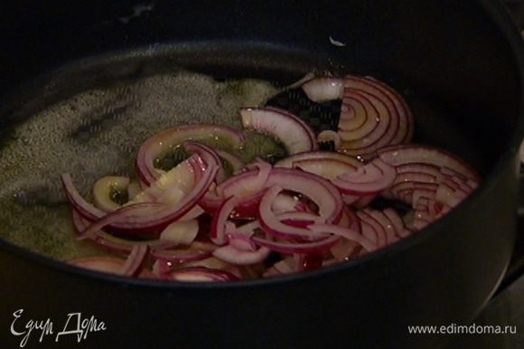 В сковороду, где готовился бекон, влить 1 ст. ложку оливкового масла, и обжарить лук и чеснок до золотистого цвета.