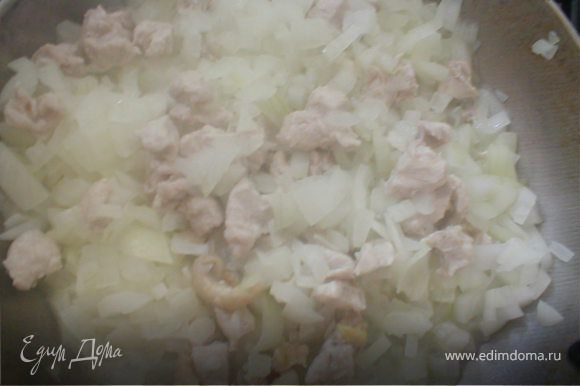 Готовим начинку: Пассеровать лук минуты три, затем добавить мелко нарезанное куриное филе и тушить в течение 10 минут.