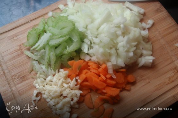Нашинкуем лук, сельдерей, морковку, измельчим чеснок. И обжарим всё на небольшом количестве масла. Я использую чугунную, японскую сковороду "wok". Очень советую.