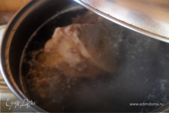 Филе залить 2 л. холодной воды. проварить 10 минут. После положить лавровый лист, перец горошком, варить еще 5 минут. После варки бульон процедить, филе нарезать на кусочки.