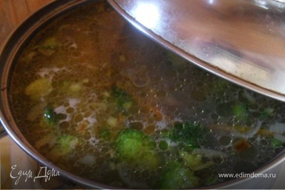 Кукурузу, фасоль (вместе с томатным соусом), брокколи выложить в суп. Проварить 5 минут.