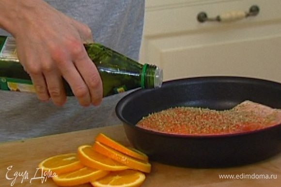 Сбрызнуть рыбу оливковым маслом, обложить кружками апельсина и оставить мариноваться на 20–30 минут.