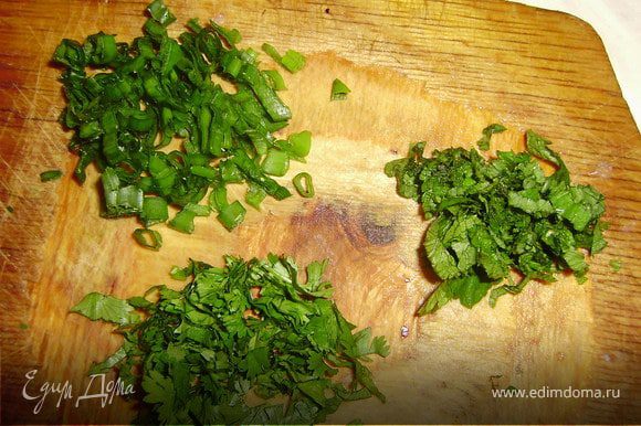 Приступаем к приготовлению мятного соуса: Берем нарезанную кинзу, лук и листья мяты...