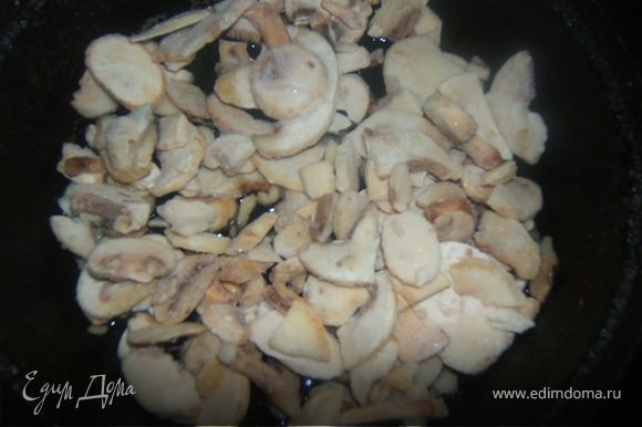 грибная начинка: грибы обжарить в масле до тех пор, пока не выпарится вся жидкость