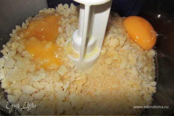 Добавить яйцо и растопленное масло. (на фото видно что у меня 2 яйца, просто я делала двойную порцию,...ну очень много у меня было творога.))