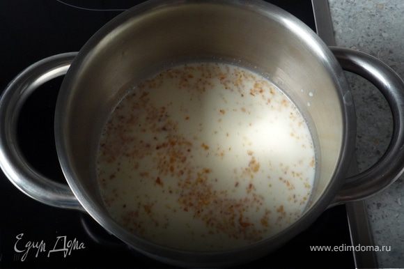 Вскипятить молоко, лимонную цедру и рубленный миндаль.