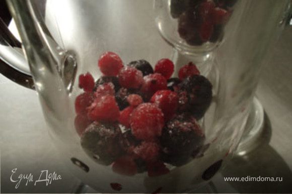 В креманки или бокалы( я использую для глинтвейна)положить замороженные ягоды.