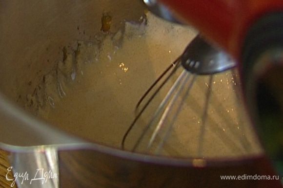 Приготовить тесто: в чаше комбайна соединить желтки с сахаром и взбивать, пока масса не посветлеет и слегка не увеличится в объеме.