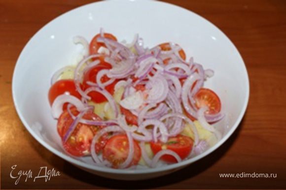 В салат добавить соль и черный молотый перец по вкусу, а также растительное масло. Аккуратно перемешать салат, чтобы не помять картофель.