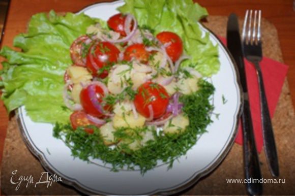 Выложить салат на тарелку и посыпать укропом. Тарелку предварительно можно украсить салатными листьями. Салат готов, можно подавать. Приятного аппетита.