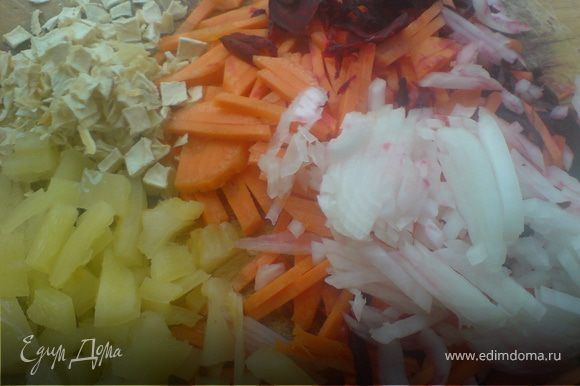 Морковь, пастернак, одну луковицу и болгарский перец нашинковать и добавить нашинкованую свеклу (ее предварительно нужно сбрызнуть лимонным соком).