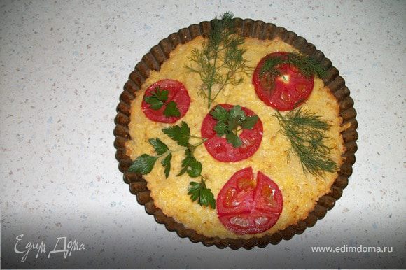 Круглую форму для выпекания смазать растительным маслом, переложить в нее тесто, украсить помидорами, и выпекать пирог при 180 градусах 15 - 20 минут.