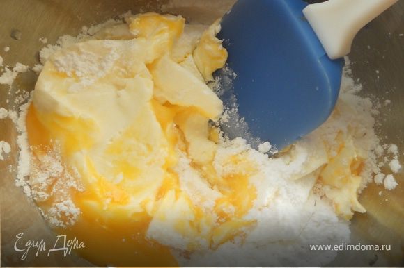 Для крема соединить маскарпоне, желтки ***можно перепелиных яиц, для подстраховки***, сахарную пудру ***по вкусу, но, думаю, 4-5 ст.л. необходимо для нужной консистенции***.