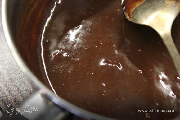 Тем временем ставим на огонь сотейник и варим карамель. Для этого все ингридинеты нагреваем до растворения и варим до густоты и слегка карамельного цвета. (около 10 минут после закипания)....Она должна выглядеть так http://www.edimdoma.ru/recipes/18342... Для шоколадного соуса также растапливаем масло и шоколад и перемешиваем до однородности, даем закипеть и провариваем пару минут. Она загустеет.