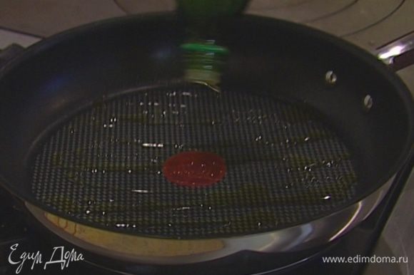 Разогреть в тяжелой сковороде 1 ст. ложку оливкового масла.