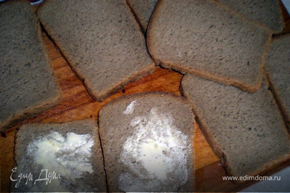 Ломтики ржаного хлеба промазать сливочным маслом.