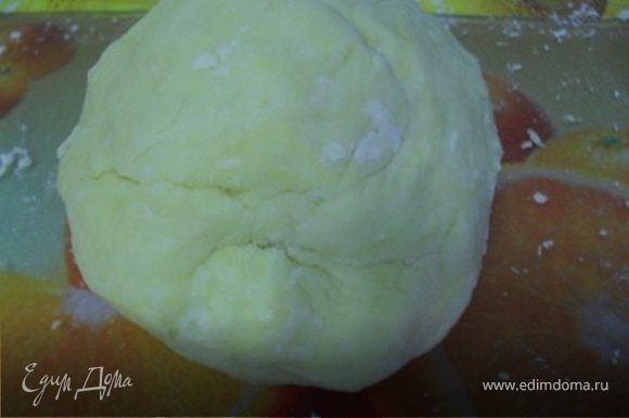Далее в смесь добавить яйца и сметану, замесить эластичное тесто, чтобы не липло к рукам.