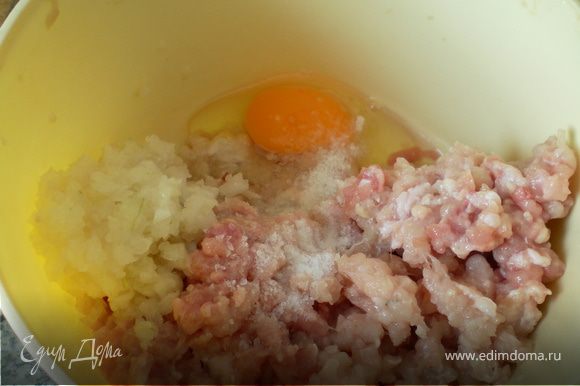 В фарш вбить одно яйцо,добавить соль. Хорошо перемешать руками.Фарш получится довольно жидковато,по этому отложит в холодильник на 10 ч.