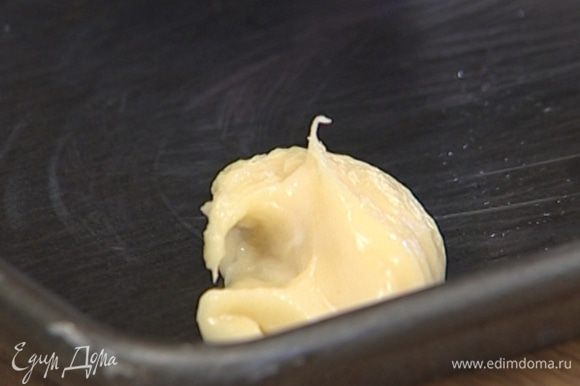 Смазать противень сливочным маслом и, формируя пирожные, выкладывать тесто столовой ложкой, предварительно опуская ее в холодную воду, чтобы тесто к ней не прилипало.