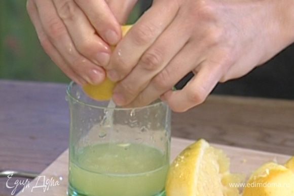 Цедру 2 лимонов натереть на мелкой терке, отжать из них сок.