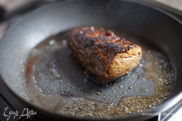 Разогреть в сковороде с толстым дном растительное масло и обжаривать мясо по 3 минуты на каждой стороне. Выложить на тарелку и плотно закрыть фольгой, чтобы мясо дошло.