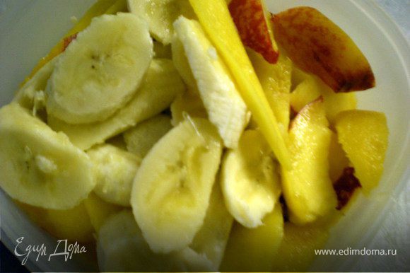 Мой вариант начинки:почистить манго,банан и персики.Нарезать дольками.Сбрызнуть лимонным соком и вылить рюмку рома.Отставить настояться,а тем временем занимаемся тестом.