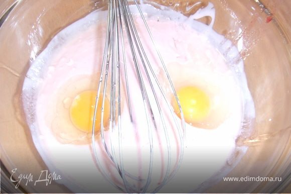 Затем добавляем яйца, соду, и муку.