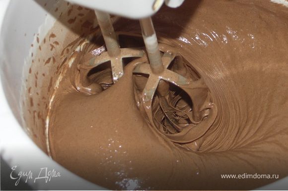 Добавить растопленный и остывший шоколад со сливками.