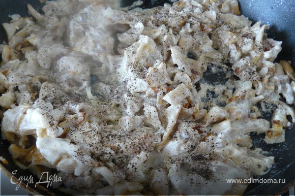 грибы: вешенки нарезать и залить кипятком на 30 мин. затем жарить в масле с луком до румяности. залить сметаной и тушить еще 20мин.