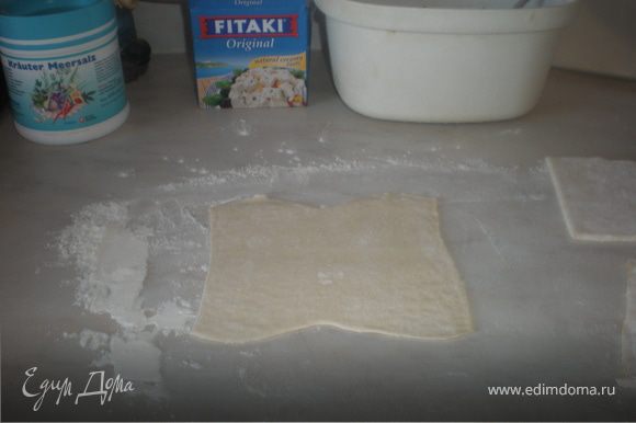 Разрезать тесто на небольшие кусочки и раскатать.