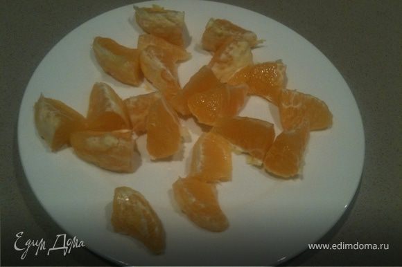 Помыть апельсин, очистить, разобрать на дольки, а дольки порезать пополам.