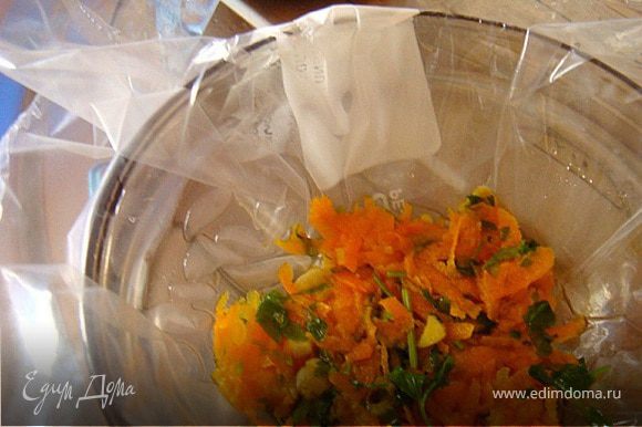 Подготовить формы: застелить две глубокие пиалы пищ.пленкой. Первый слой- на дно выложить морковь с чесноком и зеленью. Заправить майонезом/сметаной.