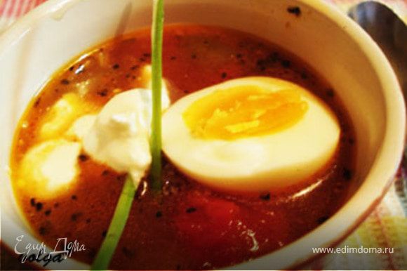 Суп остудить и подавать холодным с вареным яйцом, зеленью и сметаной.