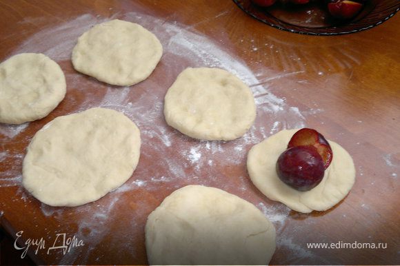 Разделить тесто на 4 порции и сформировать небольшие плоские лепешки. На них выложить сливовый джем или сливы, или и то и другое. Руками защепить тесто, сформировать кнедлики.