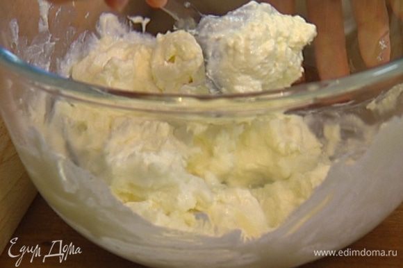 Приготовить тесто: йогурт соединить с большей частью муки, 1 ст. ложкой предварительно размягченного сливочного масла, сахаром, разрыхлителем и солью, вымешать все ложкой.