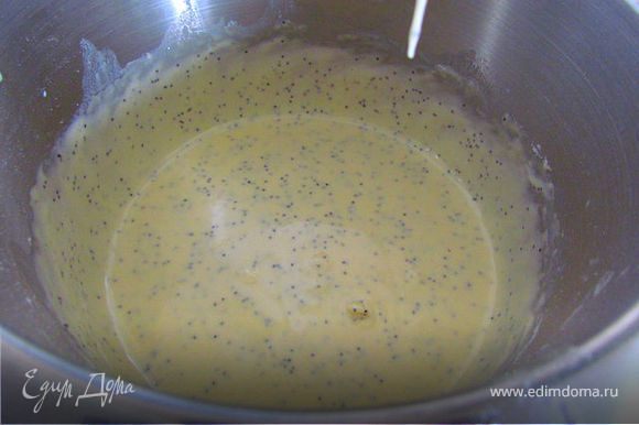 Растопите сливочное масло и немного его охладите. Затем влейте его в яичную смесь и перемешайте.