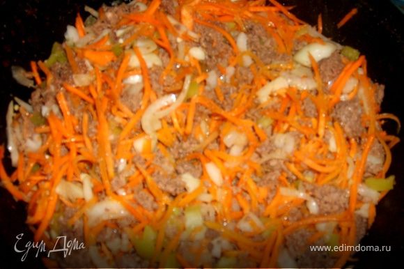 Фарш обжарить на сливочном масле (2 ст.л.), добавить морковь, лук и чеснок, перемешать и жарить в течении 10 минут