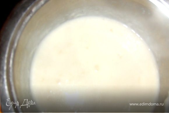 Для соуса: обжарить муку на 1 ст.л. масла слив, влить молоко, добавить мускатный орех, оставшееся масло, перемешать, довести до кипения, снять с огня