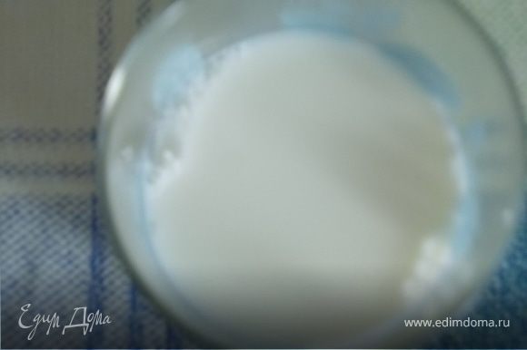 добавить молоко и влить в муку,замесить тесто,дать тесту постоять 30минут