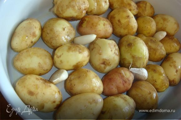 Духовку нагреть до 180С. Картофель тщательно промыть, наколоть вилкой отправить в духовку на 1 час.