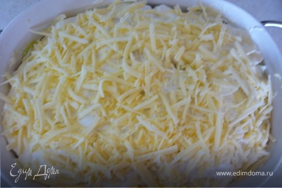 Сверху посыпать тертым сыром.