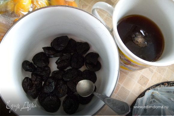 Завариваем любимый черный чай и заливаем им чернослив (без косточки) на нужное время для размягчения)