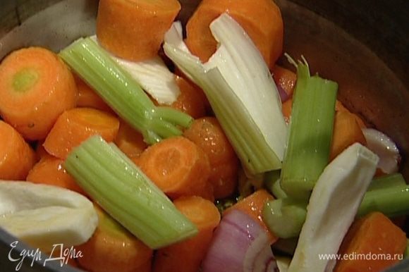 Морковь, лук, фенхель и сельдерей крупно нарезать и отправить в кастрюлю к чесноку и чили. Потомить все вместе 2–3 минуты.