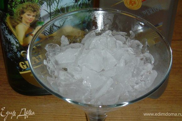 Смешиваем ингредиенты и заливаем в бокал со льдом на высокой ножке или «мартинницу». Можно украсить ломтиком грейпфрута или коктейльной вишенкой.