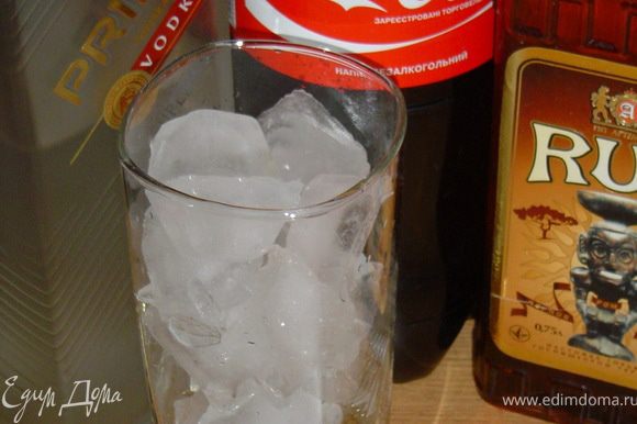 В бокал со льдом вливаем алкогольные ингредиенты коктейля и заливаем кока-колой, и ..веселимся..!!!