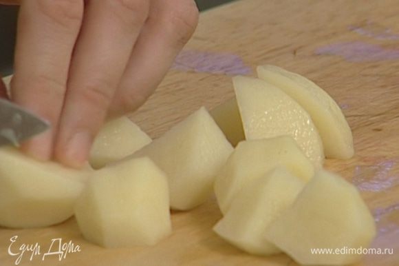 Картофель почистить, порезать на небольшие кусочки, залить водой и оставить на 30 минут, чтобы ушел лишний крахмал.